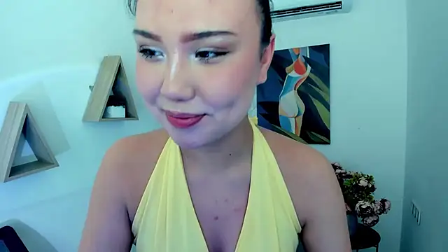 GlowMe online show from April 12, 2026, 3:32 am