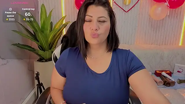 Snapshot of angele_roux_tp chatting on February 18, 2026, 7:32 pm angele roux tp online show from February 18, 2026, 7:32 pm