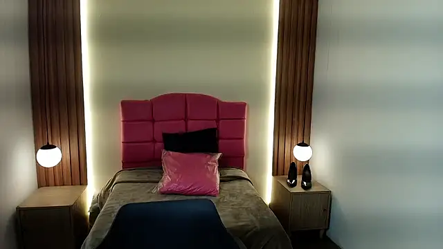 Snapshot of IvonneRoss_ chatting on February 5, 2026, 12:12 pm IvonneRoss online show from February 5, 2026, 12:12 pm