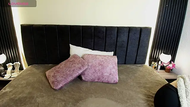 IvonneRoss  online show from March 21, 2026, 12:09 pm