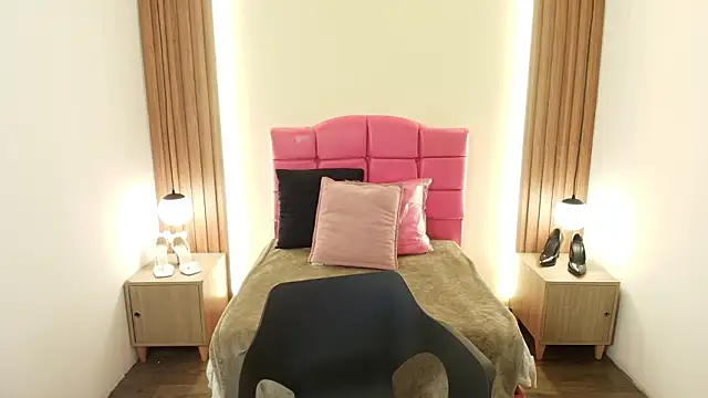 Snapshot of IvonneRoss_ chatting on February 24, 2026, 12:17 pm IvonneRoss online show from February 24, 2026, 12:17 pm