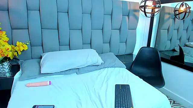 Chloekey online show from March 6, 2026, 7:42 pm