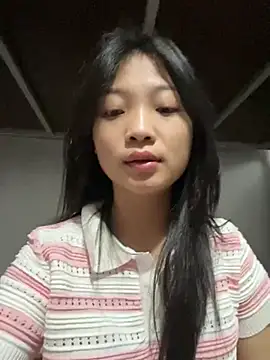 Lyn-be99 online show from April 17, 2026, 1:52 am