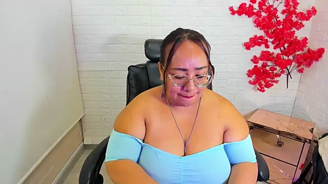Snapshot of Shara_Oz chatting on May 27, 2026, 12:45 pm Shara Oz online show from May 27, 2026, 12:45 pm