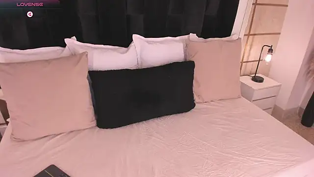 Snapshot of Crystal_Rose__ chatting on June 18, 2026, 2:54 am Crystal Rose online show from June 18, 2026, 2:54 am