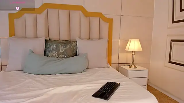 Crystal Rose   online show from March 5, 2026, 11:51 am