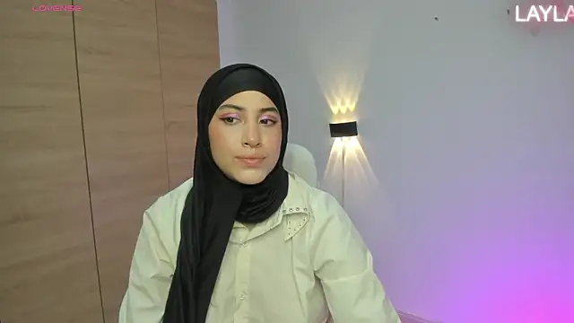 LAY LA  online show from April 28, 2026, 8:35 pm