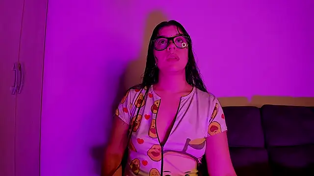 Snapshot of ViolettM chatting on February 9, 2026, 3:59 am ViolettM online show from February 9, 2026, 3:59 am