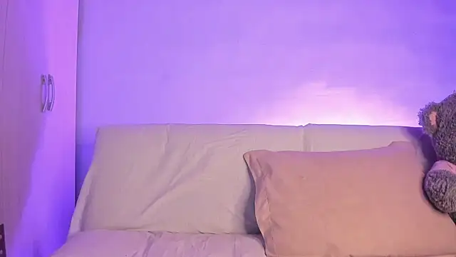 Snapshot of ViolettM chatting on February 16, 2026, 3:38 am ViolettM online show from February 16, 2026, 3:38 am