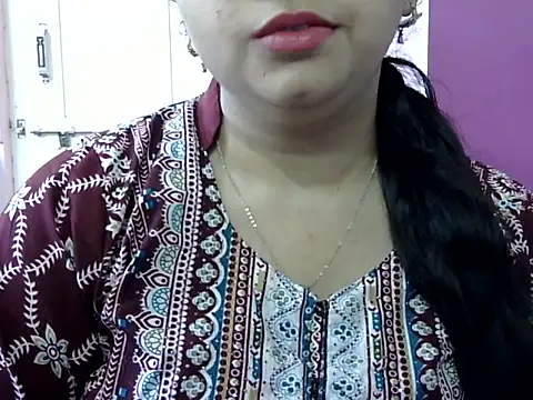 Cute Aliyaa online show from May 2, 2026, 9:47 am