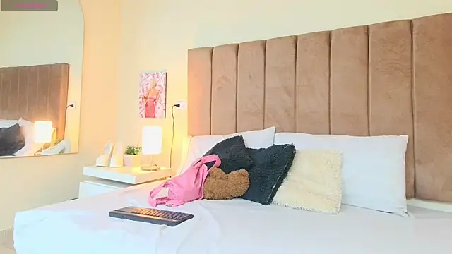 LANA LARSEN online show from April 2, 2026, 11:50 am