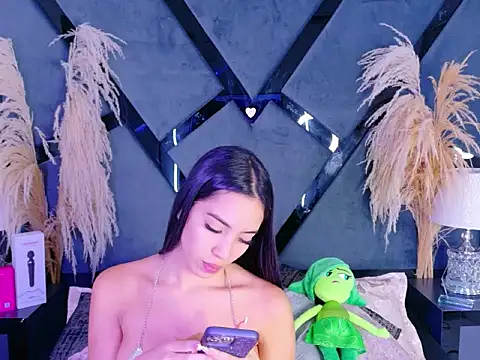 KylieWhitee online show from April 10, 2026, 4:03 pm