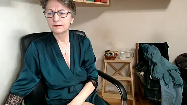 katemodel online show from December 3, 2025, 8:14 am