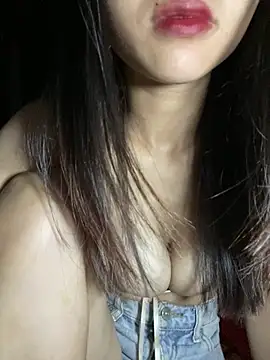 uyensexy online show from April 17, 2026, 2:03 am