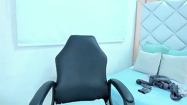 crystalstonee online show from March 12, 2026, 7:40 pm