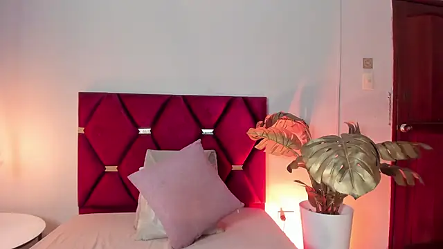 Snapshot of AnnaBroooks chatting on February 7, 2026, 12:18 am AnnaBroooks online show from February 7, 2026, 12:18 am