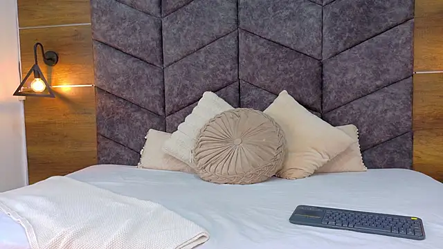 AnnieRouse   online show from March 1, 2026, 11:43 am