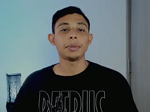 nilo2021 online show from April 17, 2026, 9:39 pm