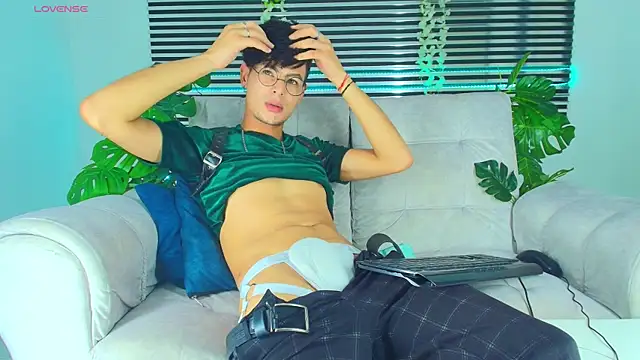 ThiiagoSaeenz online show from April 16, 2026, 9:50 pm