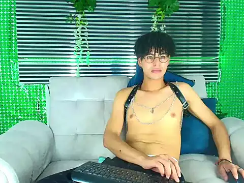 ThiiagoSaeenz online show from March 18, 2026, 4:41 pm