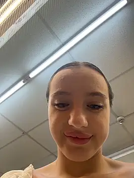 MiaTee online show from April 17, 2026, 2:03 am