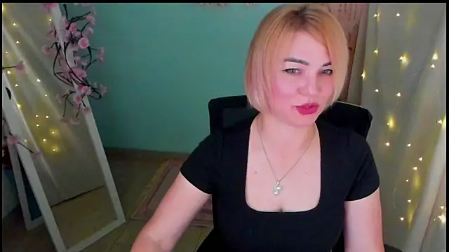 CuttieEmma online show from June 17, 2026, 1:54 pm