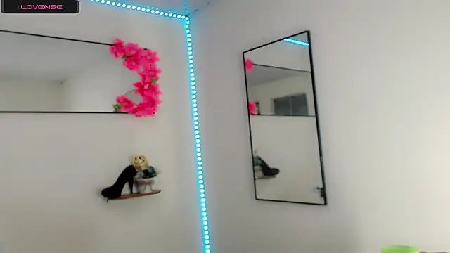 NathalialLooes online show from April 17, 2026, 5:10 am