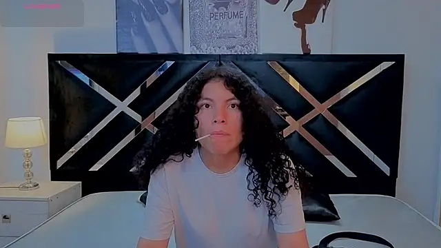 Zoe-yanin online show from April 7, 2026, 6:32 pm