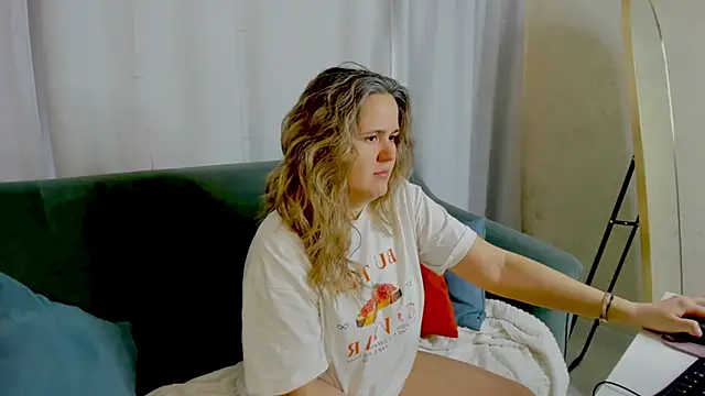 LilyBel online show from April 17, 2026, 8:06 am