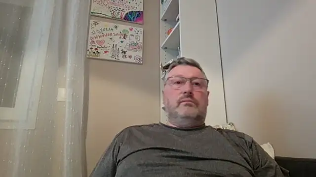 doudou310 online show from April 1, 2026, 4:47 am