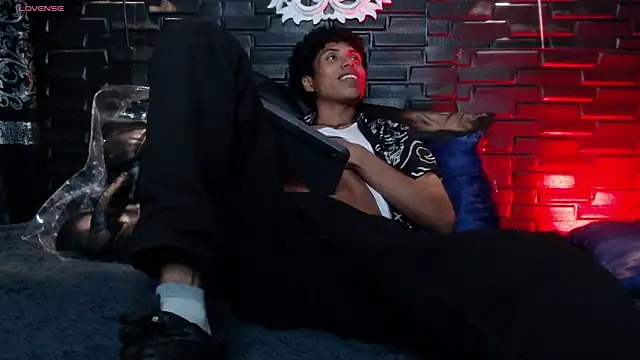 Snapshot of Walkers05 chatting on February 23, 2026, 12:23 am Walkers05 online show from February 23, 2026, 12:23 am