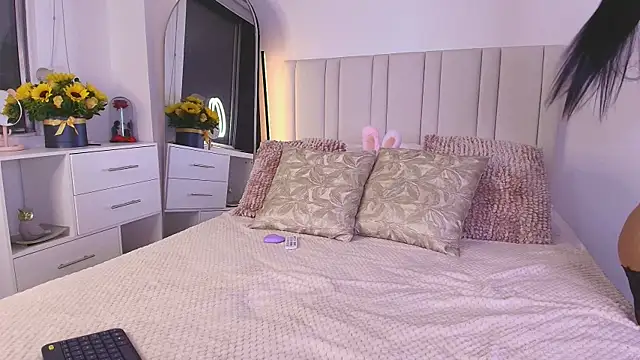 Snapshot of Anna-Lynn chatting on February 15, 2026, 11:36 pm Anna-Lynn online show from February 15, 2026, 11:36 pm