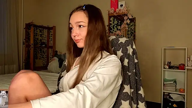 Snapshot of HoneyComfy chatting on February 17, 2026, 11:18 am HoneyComfy online show from February 17, 2026, 11:18 am