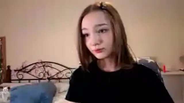 HoneyComfy online show from April 16, 2026, 2:40 pm