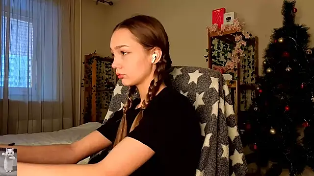 Snapshot of HoneyComfy chatting on February 11, 2026, 11:10 am HoneyComfy online show from February 11, 2026, 11:10 am