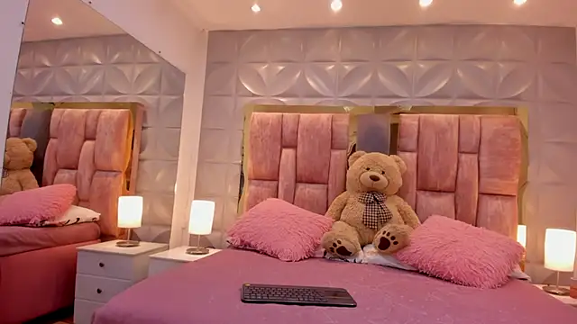 Paris Velvet online show from March 25, 2026, 11:14 pm