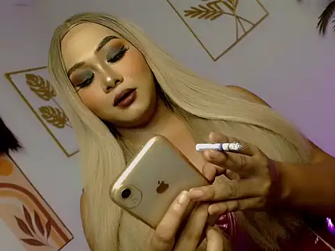 Serenity Mooree online show from April 9, 2026, 6:19 am