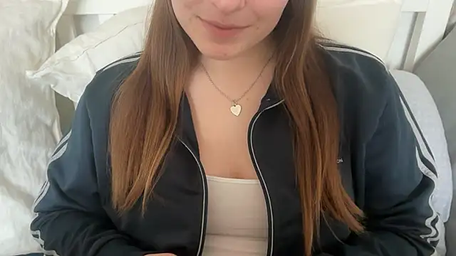 Lucyschickt online show from April 4, 2026, 3:18 pm