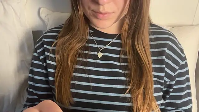 Lucyschickt online show from May 13, 2026, 5:20 pm