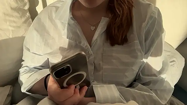 Lucyschickt online show from April 1, 2026, 6:04 am