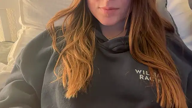 Snapshot of Lucyschickt chatting on February 17, 2026, 4:59 pm Lucyschickt online show from February 17, 2026, 4:59 pm