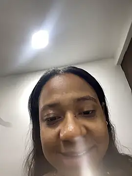 Snapshot of amara_queen_ chatting on May 1, 2026, 3:11 am amara queen online show from May 1, 2026, 3:11 am