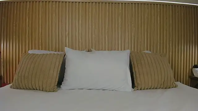 Snapshot of Yalezka_ chatting on July 18, 2026, 4:10 am Yalezka online show from July 18, 2026, 4:10 am