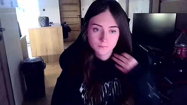 karlaluuvv online show from April 9, 2026, 4:46 pm