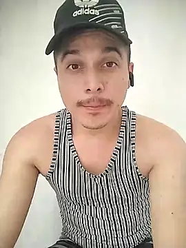 Snapshot of Reuss25 chatting on June 2, 2026, 9:59 pm Reuss25 online show from June 2, 2026, 9:59 pm