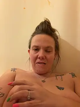 Snapshot of lickablelynn87 chatting on February 27, 2026, 10:53 pm lickablelynn87 online show from February 27, 2026, 10:53 pm