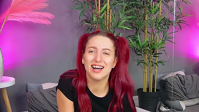 CrystalRedd online show from April 4, 2026, 3:57 am