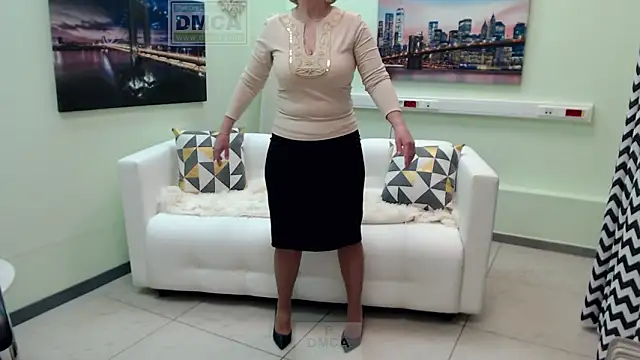 Snapshot of MONA_W chatting on February 15, 2026, 5:19 am MONA W online show from February 15, 2026, 5:19 am