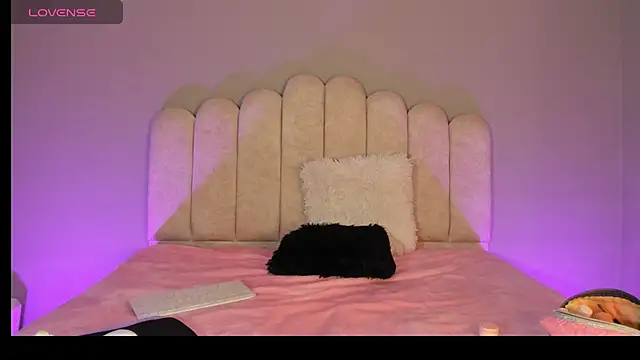 Celestecastro  online show from April 15, 2026, 3:16 pm