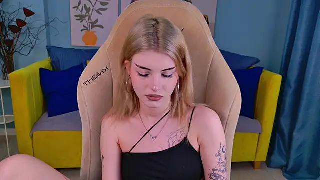 ScarletBlackwood online show from April 1, 2026, 4:58 am